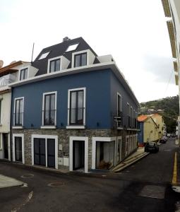 圣克鲁斯Albergaria O Professor的街道边的蓝色房子
