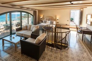 滨海托萨戴安娜酒店的酒店客房设有床和客厅。