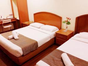 拉布安斯凯戈娄博酒店的酒店客房,配有两张带白色床单的床