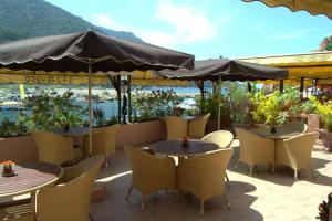 波尔图La Calypso的一个带桌椅和遮阳伞的庭院