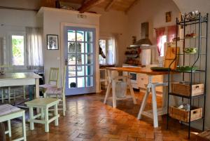 科孚镇Corfu Town Garden Cottage的一间厨房,内设桌子和椅子
