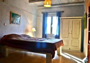 科孚镇Corfu Town Garden Cottage的一间带床的卧室,位于带窗户的房间内