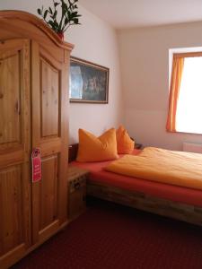 德累斯顿罗西维兹酒店的一间卧室设有两张床和木制橱柜