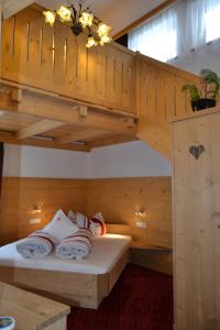 马兰扎豪斯乐霍夫酒店的小屋内带双层床的房间