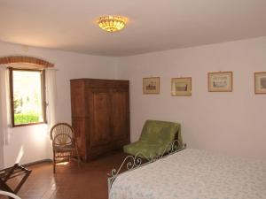 基安蒂格雷夫卡斯普里尼达奥美罗公寓的卧室配有床、椅子和窗户。