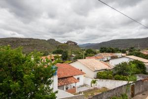 穆库热Pousada Recanto Verde的享有以山为背景的村庄美景