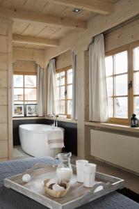 考斯赛力克米欧杜拉别墅的带浴缸、水槽和浴缸的浴室