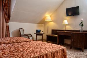 戈乌达普温图斯自然理疗温泉酒店的酒店客房设有两张床和电视。