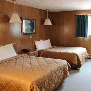 乔治城乔治城山间酒店的酒店客房设有两张床和两盏灯。