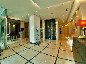 里斯本图里姆伊贝利亚酒店 的大型大堂设有大型玻璃门