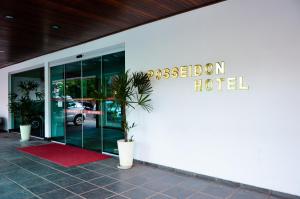 因佩拉特里斯Posseidon Hotel的建筑一侧的酒店标志
