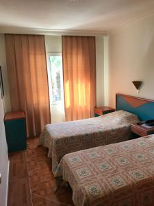 马尔马里斯蓝游艇码头公寓酒店的酒店客房设有两张床和窗户。