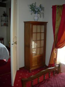 塞尔吉玫瑰农庄客栈的卧室内带木橱柜的房间