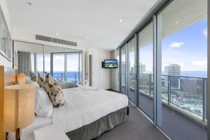 黄金海岸Orchid Residences - HR Surfers Paradise的酒店客房设有一张床和一个大窗户