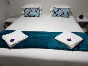 纽卡斯尔博蒙特汉密尔顿酒店的床上有两条毛巾