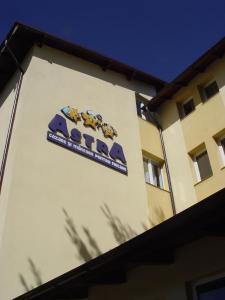 布拉索夫阿斯特拉酒店的建筑物一侧的标志