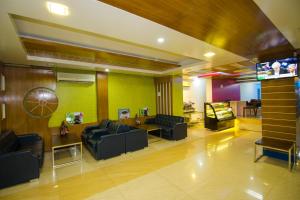 达卡普罗加提酒店有限公司的带沙发和平面电视的客厅
