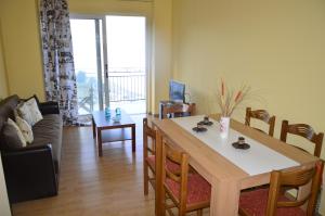 波罗斯Poros Highest Hill & Sea View!的客厅设有餐桌和沙发