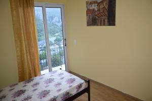 波罗斯Poros Highest Hill & Sea View!的一间卧室设有一张床和一个大窗户