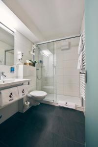 菲斯普伊里特酒店的浴室配有卫生间、盥洗盆和淋浴。