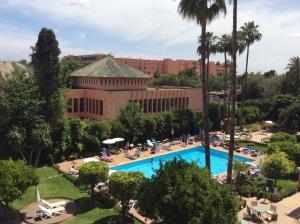 马拉喀什凯姆斯酒店的享有带游泳池的度假村的顶部景致