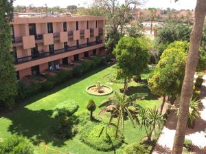 马拉喀什凯姆斯酒店的享有花园建筑的空中景致