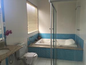 克鲁斯-达斯阿尔马斯Valparaiso Hotel的带浴缸、卫生间和盥洗盆的浴室