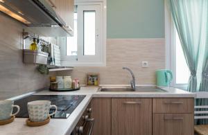 雅典木制一室公寓的厨房或小厨房