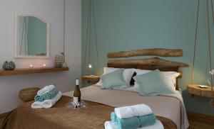 雅典雅典木制一室公寓的一间卧室配有两张床、毛巾和一瓶葡萄酒
