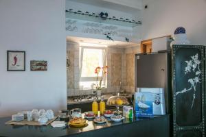 卡普里B&B Punta Vivara的厨房配有台面和冰箱