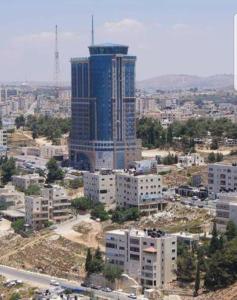拉马拉巴勒斯坦广场酒店的城市空中景观,高楼