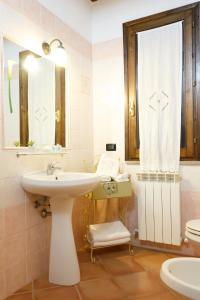 格罗塞托港伊尔鲁斯蒂科乡村民宿的白色的浴室设有水槽和卫生间。