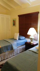 欧丘里欧Relax Villa的一间卧室配有一张带灯和窗户的床