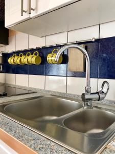 米兹多洛杰Apartament Onyx的厨房水槽和柜台上的水龙头