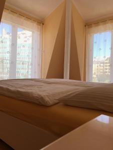 米兹多洛杰Apartament Onyx的配有2扇窗户的客房内的1张床