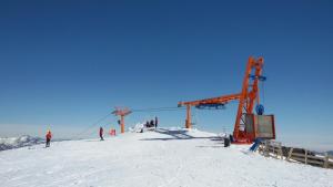 拉斯特朗卡斯Cabañas Aliwen的雪覆盖的山顶上的滑雪缆车