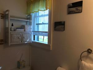 HonorCedar Ridge Cabins的一间带卫生间的浴室和窗户。