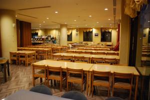 高石市大阪国际青年旅舍的一间设有一排桌椅的餐厅