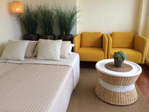 托罗克斯Residentie Montesol的一间设有两把椅子、一张床和一张桌子的房间