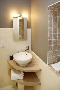 阿尔比Appartements Numeroa的浴室设有白色水槽和镜子