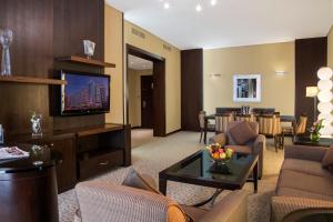 迪拜TIME橡木酒店及套房的带沙发和电视的客厅