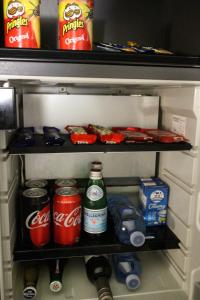 悉尼悉尼凯克登酒店的装满饮料和汽水的冰箱