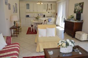 特雷梅佐伊乐甘萨公寓的带沙发的客厅和厨房