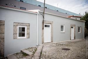 波尔图Ilha da Glória - Miragaia的白色的建筑,有白色的门和街道