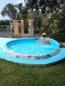 约波洛The Five's House Tropea Capo Vaticano的一个带喷泉的小游泳池