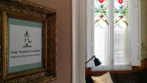 锡切斯夏雷特酒店的窗户房间里一幅画