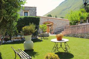 卡里尼Casale Maddalena的草上带桌子和花瓶的花园