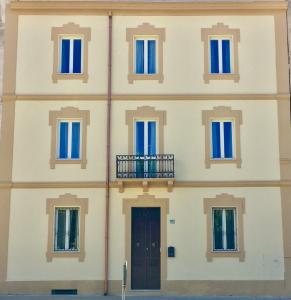 萨萨里安基奥伊18号住宿加早餐旅馆的一座建筑,设有蓝色的窗户和门