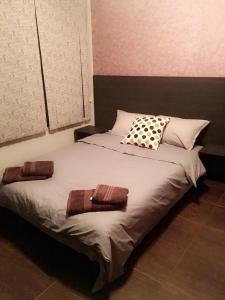 丘斯滕迪尔Guest House Pautalya的一张床上有两个枕头的房间