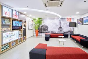 马尼拉Red Planet Manila Malate Mabini的带沙发和电视的等候室